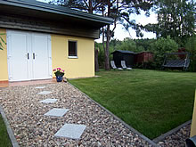 Plattenweg zum Bungalow