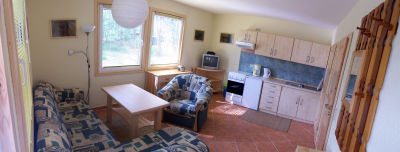 Panorama-Blick in den Wohnbereich der Ferienwohnung mit Küche