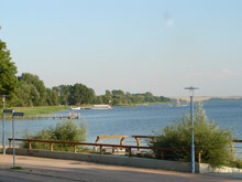 Blick von der Uckerpromenade aus auf das Uckersee-Ufer in Prenzlau